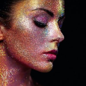 ecf141f7-f0ba-4448-ae93-e4e6e2c4eed9-glitter_makeup_woman