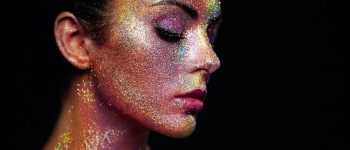 ecf141f7-f0ba-4448-ae93-e4e6e2c4eed9-glitter_makeup_woman